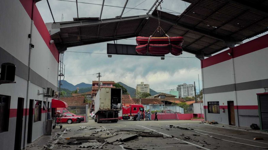 Telhado do Corpo de Bombeiros é derrubado por ventania em São Paulo Telhado do Corpo de Bombeiros é derrubado por ventania em São Paulo