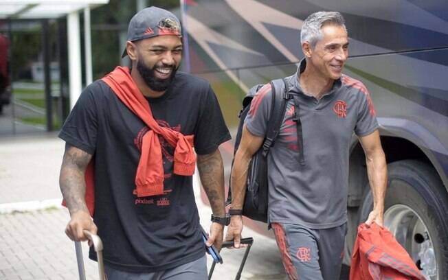 Delegação do Flamengo chega ao aeroporto para embarcar a Cuiabá, sede da decisão da Supercopa