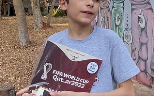 Menino cego adapta álbum da Copa do Mundo para o Braile e fica famoso no Qatar