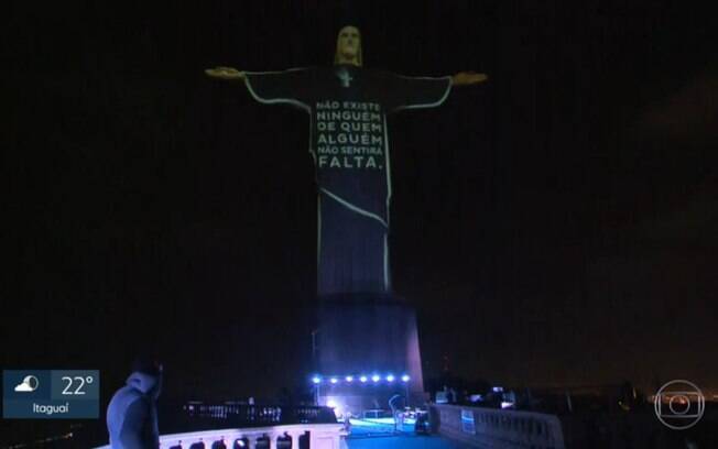 A frase “não existe ninguém de quem alguém não sentirá falta” é exibida em iluminação do Cristo Redentor