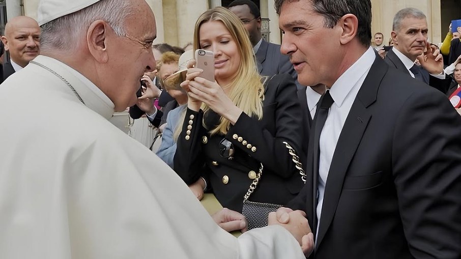 Papa Francisco e Antonio Banderas Papa Francisco e Antonio Banderas