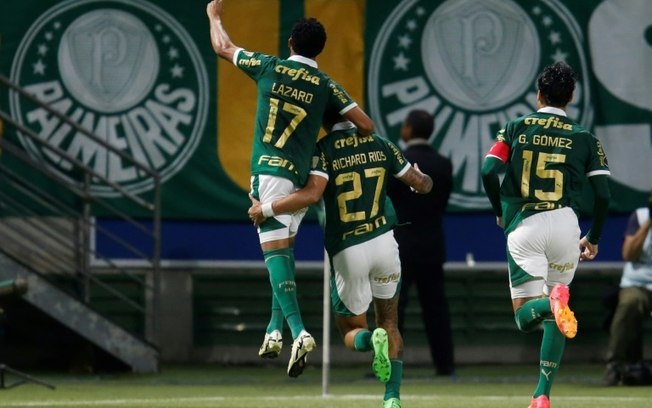 Richard Ríos (C) comemora seu gol na vitória do Palmeiras sobre o Independiente del Valle na Copa Libertadores em 15 de maio de 2024, em São Paulo
