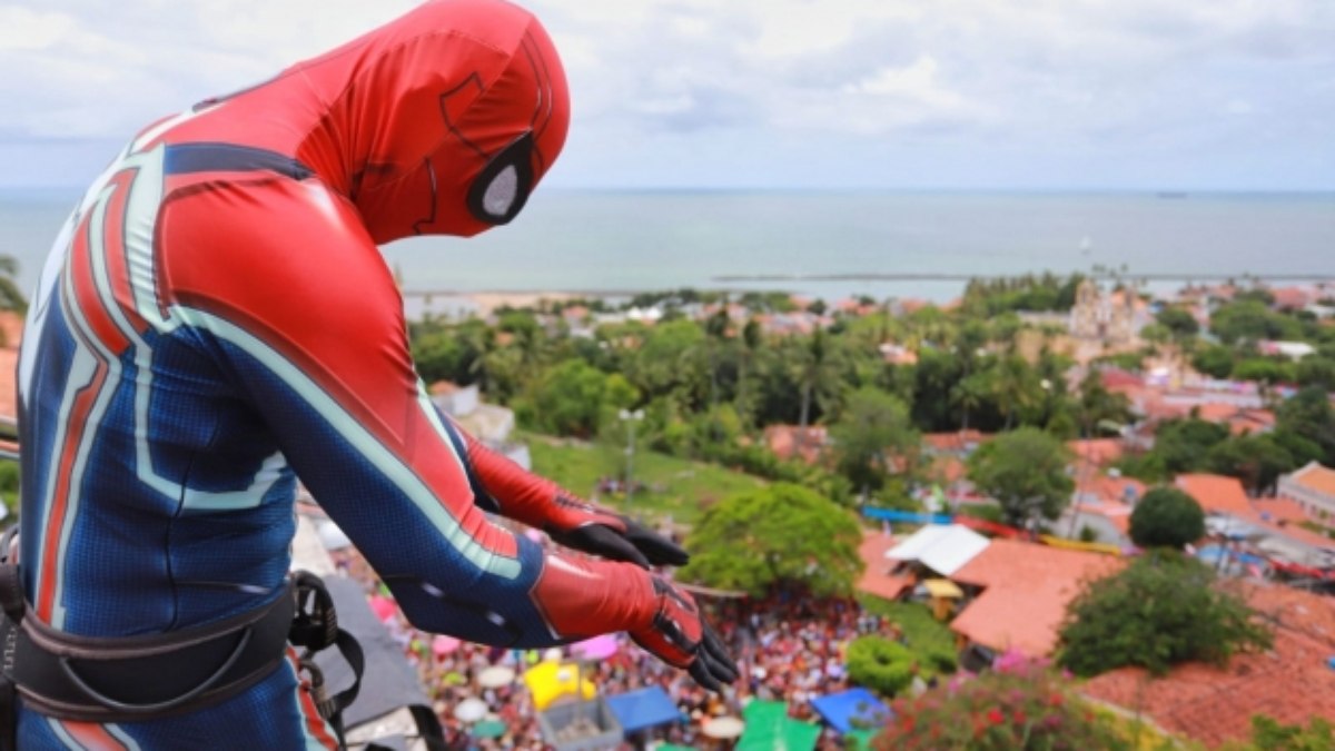 Tradicional apresentação do 'Homem-Aranha' abre o bloco 'Enquanto Isso na Sala da Justiça', encantando famílias