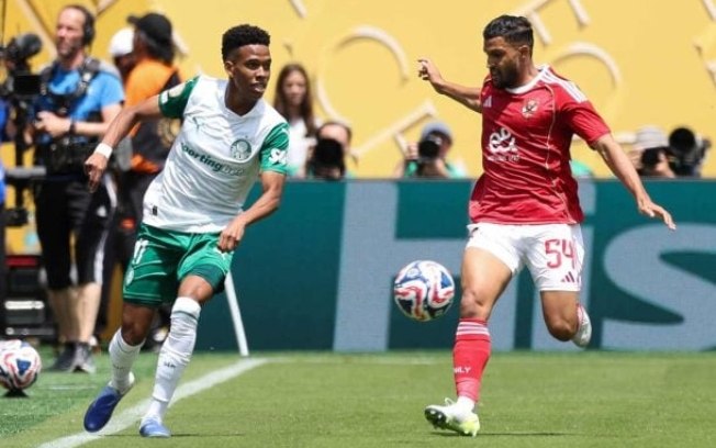 Estêvão em ação pelo Palmeiras contra o Al Ahly Estêvão em ação pelo Palmeiras contra o Al Ahly