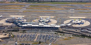 Criança é resgatada após andar em esteira de bagagens nos EUA