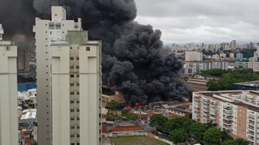 Incêndio atinge fábrica de flores artificiais na Mooca, em São Paulo