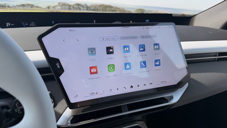 Central multimídia do iX3 usa o novo BMW Operating System X e integra navegação, conectividade e funções do veículo. Central multimídia do iX3 usa o novo BMW Operating System X e integra navegação, conectividade e funções do veículo.