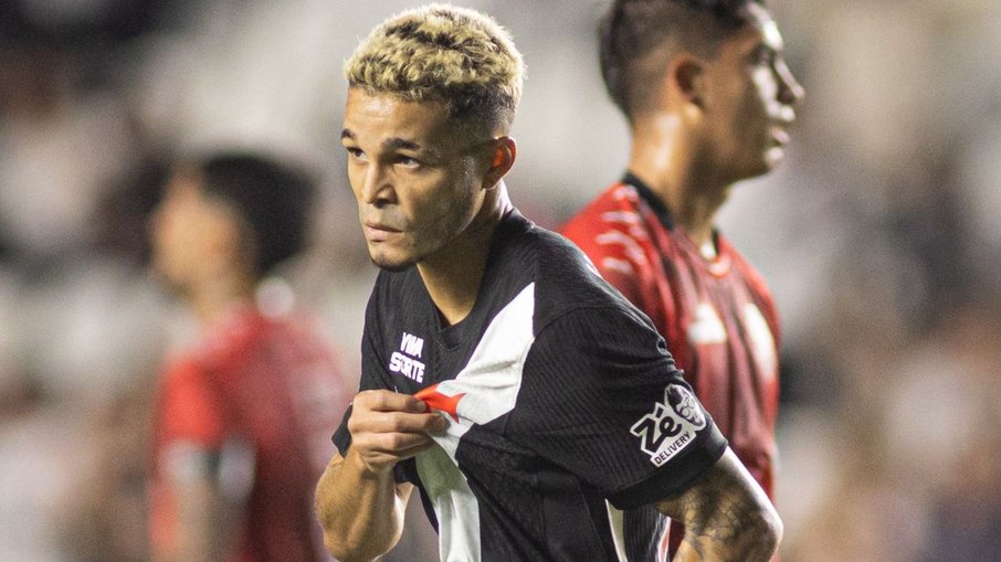 Vasco vence Barracas com show de Adson e garante ida aos playoffs