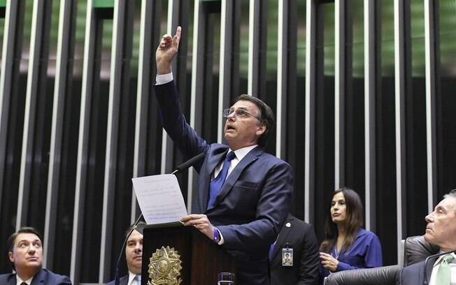 'Brasil acima de tudo, Deus acima de todos': lema de campanha segue sendo repetido por Bolsonaro