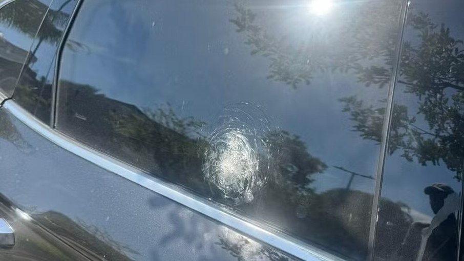 Carro de Agustín Rossi após o veículo ser baleado Carro de Agustín Rossi após o veículo ser baleado