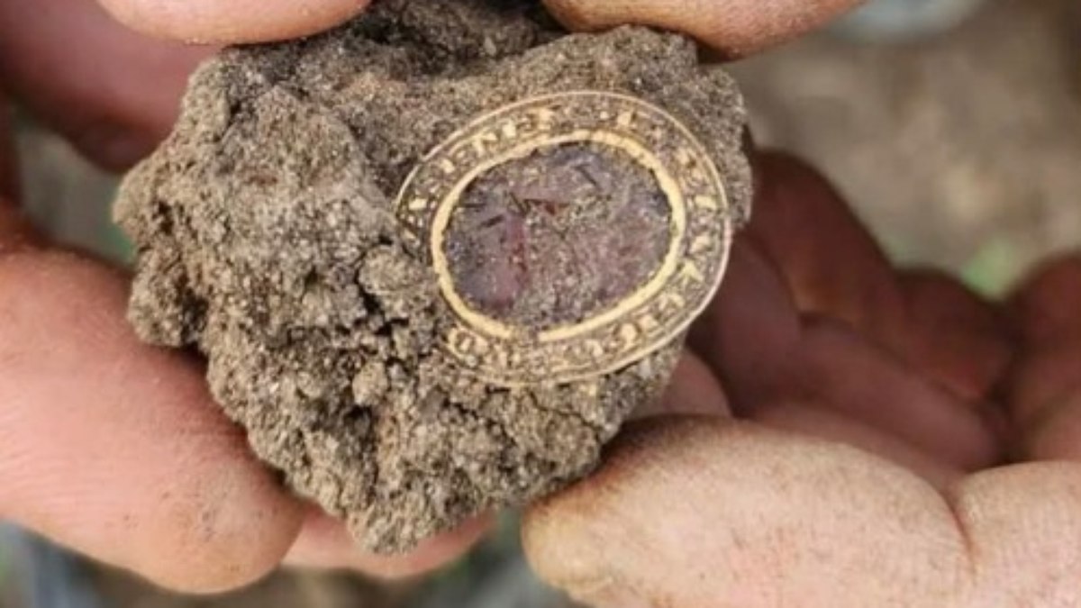 Anel medieval de ao menos 300 anos é achado na inglaterra Anel medieval de ao menos 300 anos é achado na inglaterra