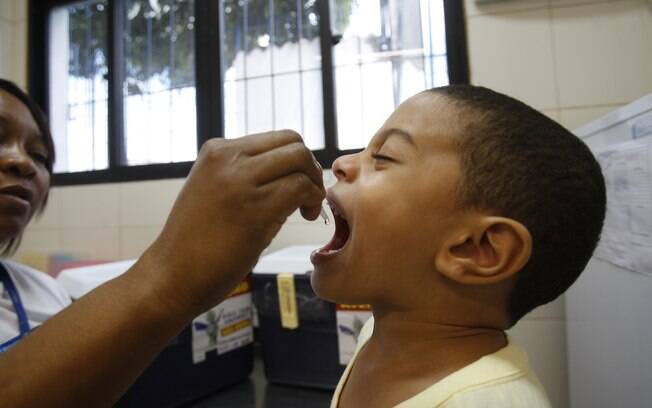 Vacina contra poliomielite é composta por cinco doses: três até seis meses e duas após um ano de idade