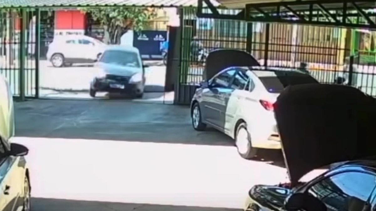Vídeo: motorista inexperiente bate e estaciona por "milagre" - QTU Questões do Universo