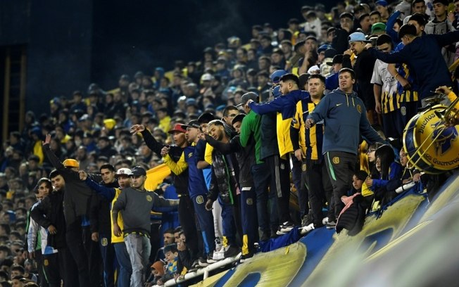 (Arquivo) Torcida do Rosario Central durante jogo da Copa Sul-Americana contra o Internacional no estádio Gigante de Arroyito em Rosário, Argentina, em 16 de julho de 2024