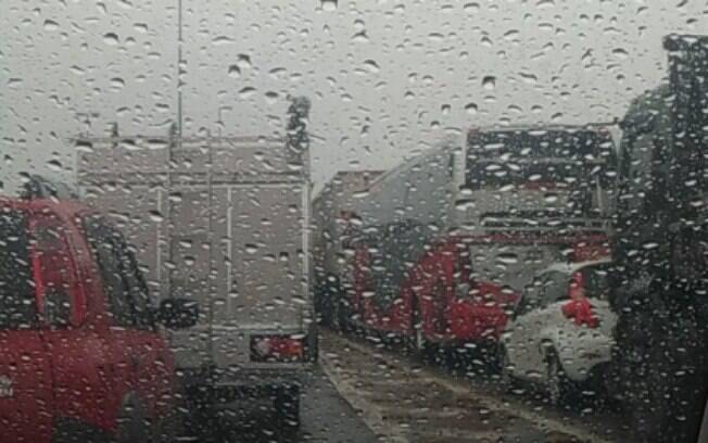 Paulistanos relatam congestionamento por conta da chuva no início deste sábado (1) na Margina Tietê