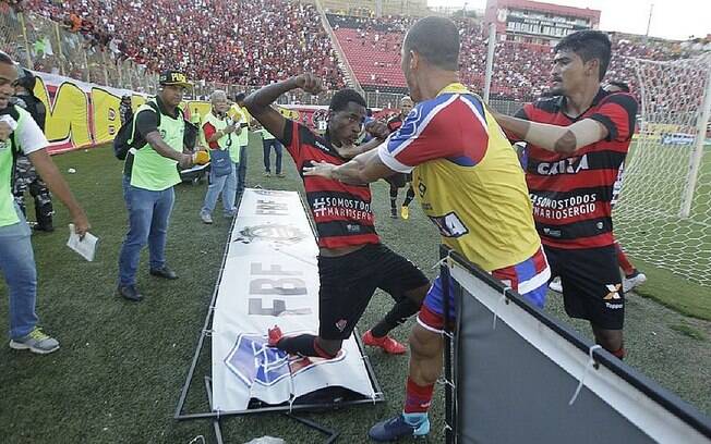 Briga entre jogadores do Bahia e do Vitória durante Ba-Vi no Campeonato Baiano