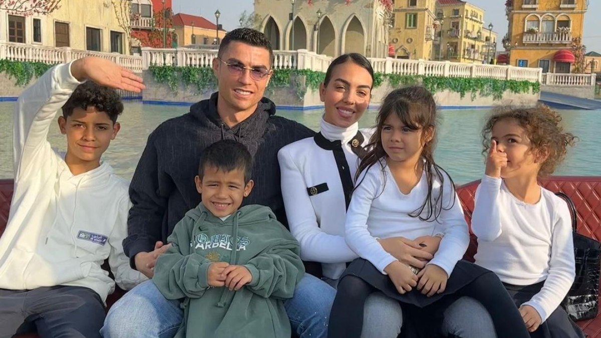 Cristiano Ronaldo ao lado da esposa e dos filhos