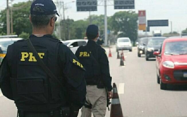 Agentes da Polícia Rodoviária federal em patrulha na Dutra