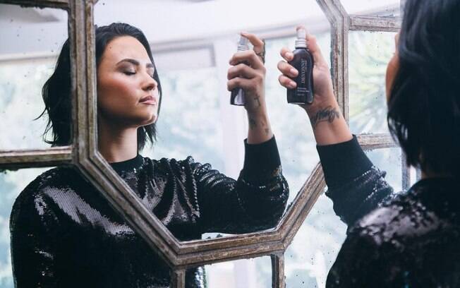 Demi Lovato usando um produto da sua marca, a Devonne by Demi Lovato