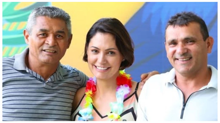 Michelle Bolsonaro com o pai (a esquerda) e padrasto (a direita)
