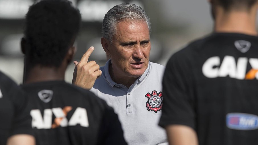 Tite orienta jogadores em uma das passagens pelo Corinthians