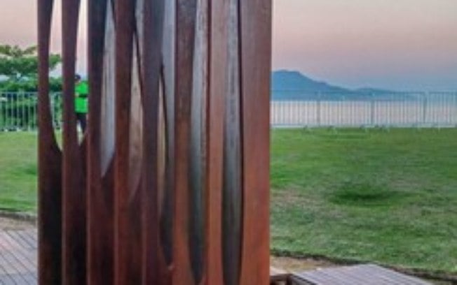 Escultura em aço com mais de 3 metros de altura de Luca Benites foi destaque na ArtRio
