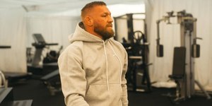 Enquanto curte férias com a família, pub de McGregor pega fogo