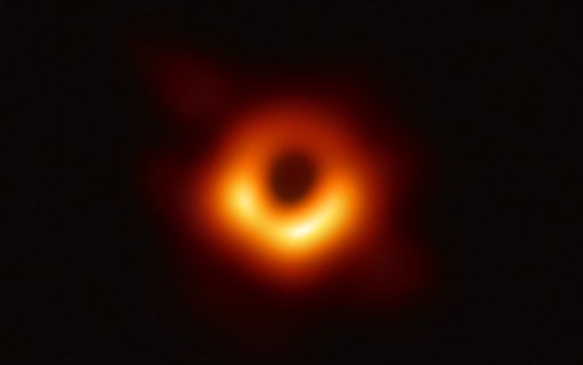 Campo magnético do buraco negro M87* atrapalha sua refeição