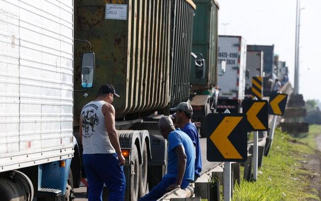 Paralisação dos caminhoneiros na Rodovia Presidente Dutra, no Rio de Janeiro