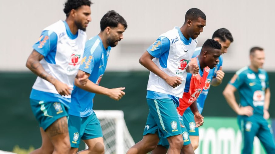 Meio-campistas e pontas disputam uma vaga no time titular Meio-campistas e pontas disputam uma vaga no time titular