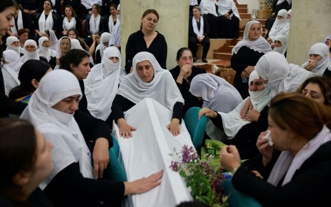 Mulheres drusas no funeral de uma pessoa que morreu no ataque com um foguete procedente do Líbano contra  Majdal Shams, nas Colinas de Golã anexadas por Israel, em 28 de julho de 2024