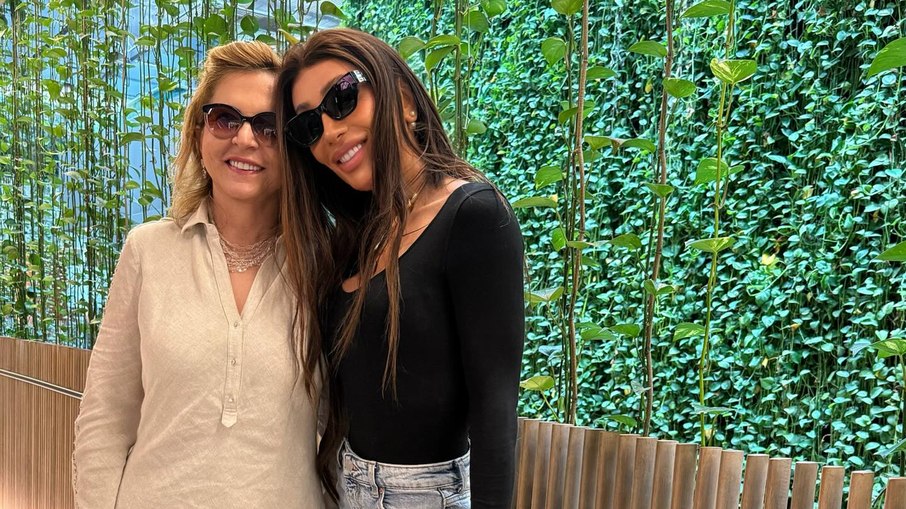 Maya Massafera e a mãe Maya Massafera e a mãe