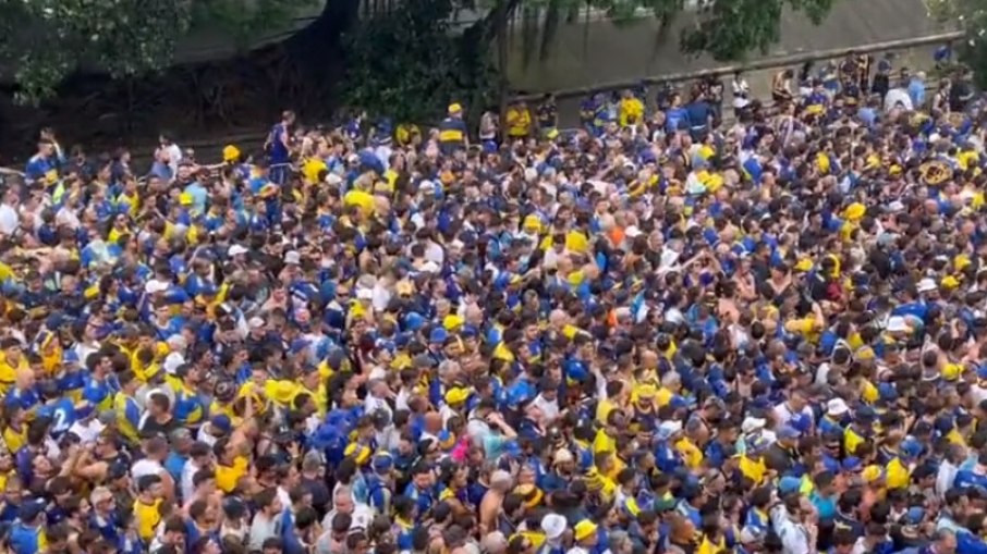 Torcedores do Boca Juniors se aglomeram próximo ao estádio do Maracanã