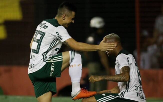 Willian Bigode comemora  com Deyverson o gol da vitória do Palmeiras contra o Sport