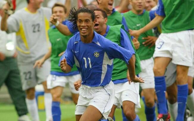 Ronaldinho comemora gol contra a Inglaterra na Copa de 2002