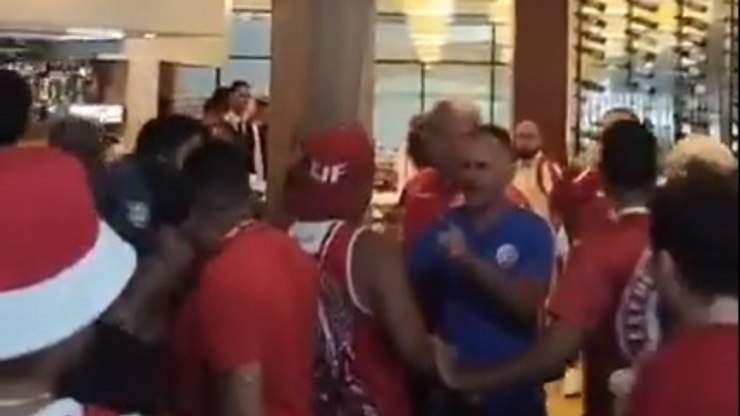 Torcida do Náutico invade aeroporto para protestar contra elenco