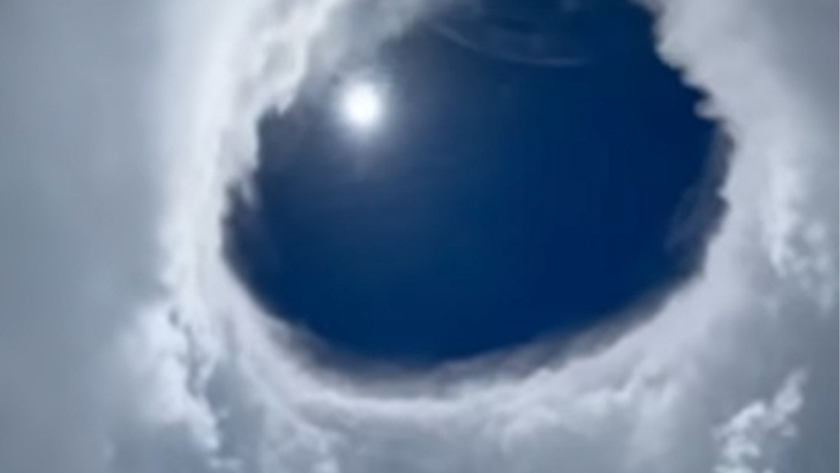 Vídeo mostra avião da Força Aérea nos olhos do furacão Erin Vídeo mostra avião da Força Aérea nos olhos do furacão Erin