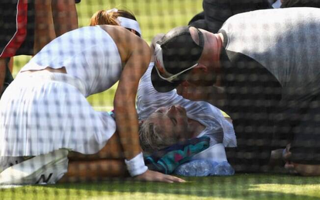 A tenista Bethanie Mattek-Sands torceu o joelho e sofreu grave lesão durante partida em Wimbledon