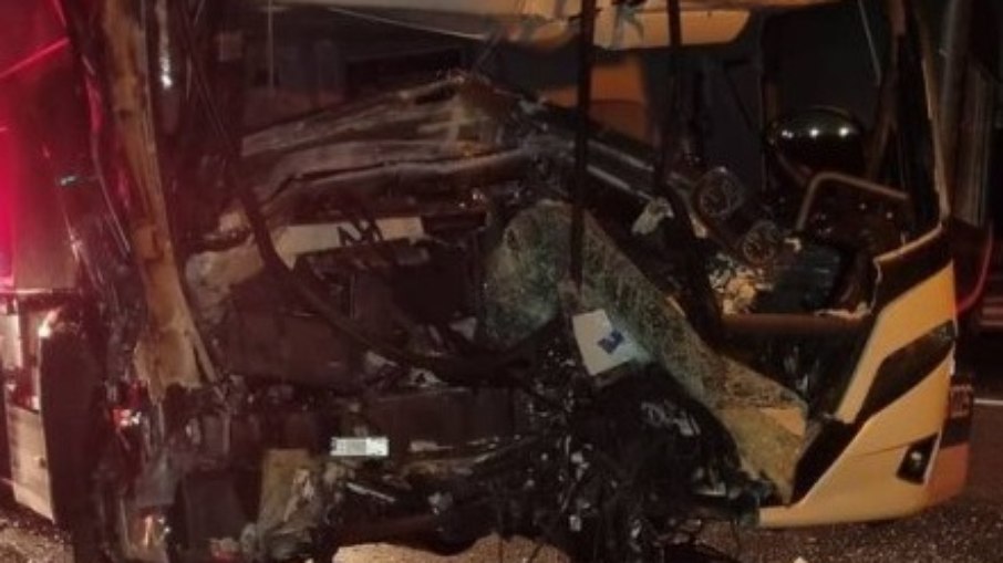 Ônibus com torcida do Flamengo se envolve em acidente; motorista morre