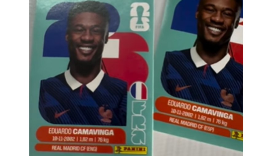 Nessa imagem, é possível ver o mesmo jogador, porém em uma figurinha ele está na seleção da Espanha e, na outra, na seleção da França Nessa imagem, é possível ver o mesmo jogador, porém em uma figurinha ele está na seleção da Espanha e, na outra, na seleção da França