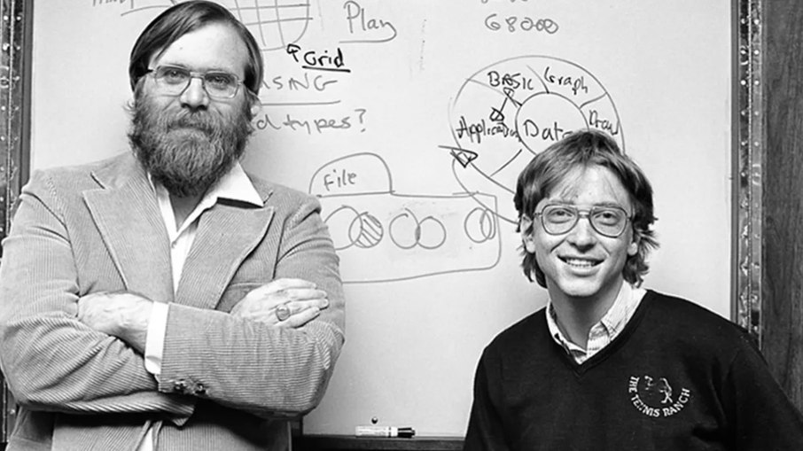 Paul Allen (à esquerda) e Bill Gates (à direita) em 1975. Paul Allen (à esquerda) e Bill Gates (à direita) em 1975.