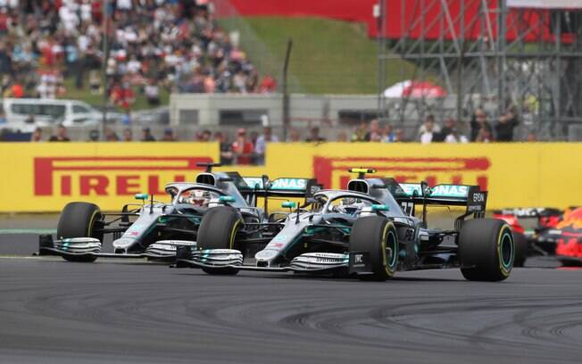 Lewis Hamilton e Valteri Bottas travaram boa disputa no GP de Silverstone de F1, mas o inglês levou a melhor