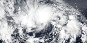 Dois ciclones atingem os EUA simultaneamente e provocam estragos