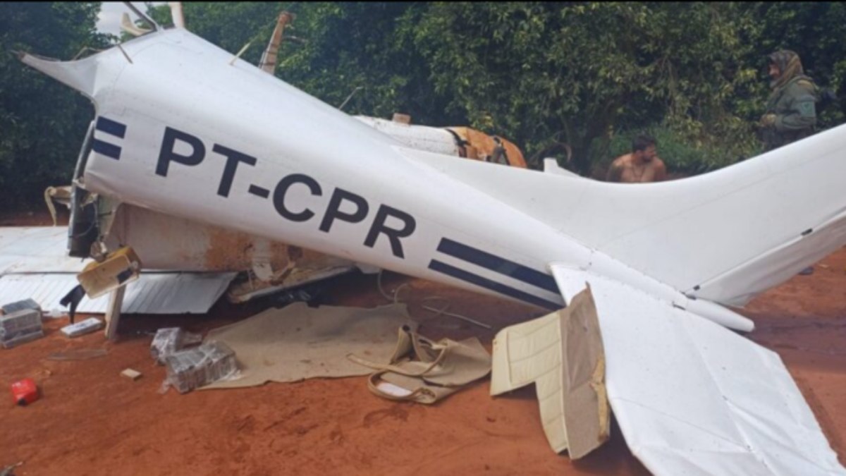 Avião quebra ao meio em Santa Cruz do Rio Pardo (SP)