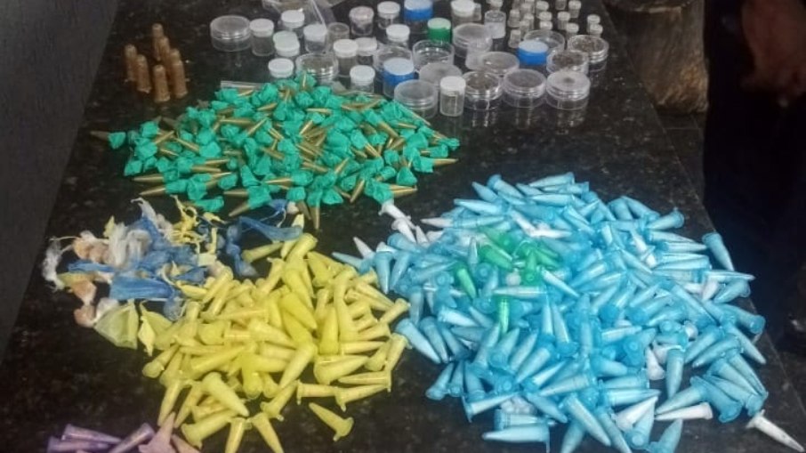 Sacola continha 689 porções de cocaína e 154 de maconha. Sacola continha 689 porções de cocaína e 154 de maconha.