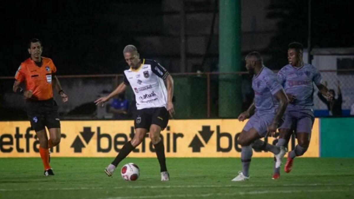 Fluminense goleia o Volta Redonda e se isola na liderança do Carioca