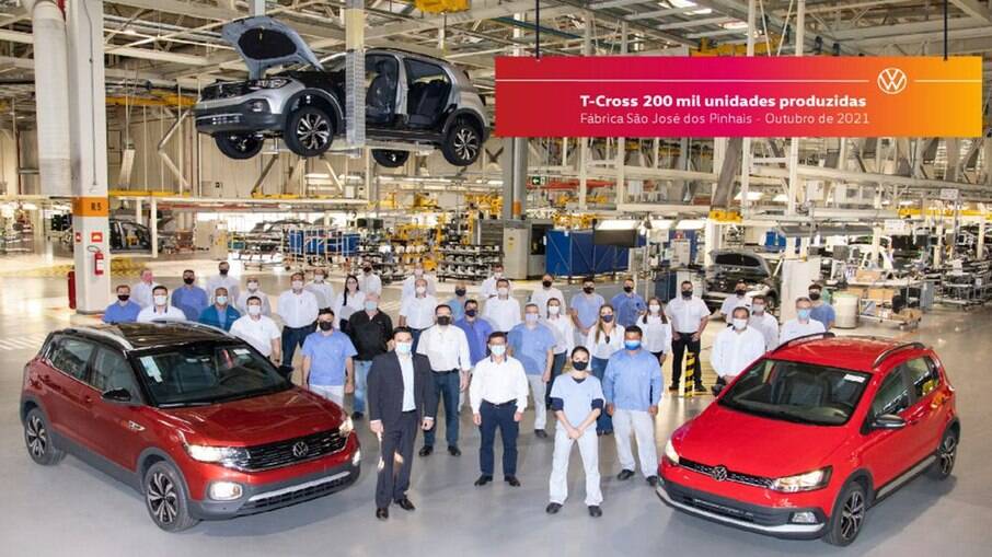 Funcionários da Volkswagen posam ao lado de Fox e T-Cross; produção será totalmente incorporada pelo SUV