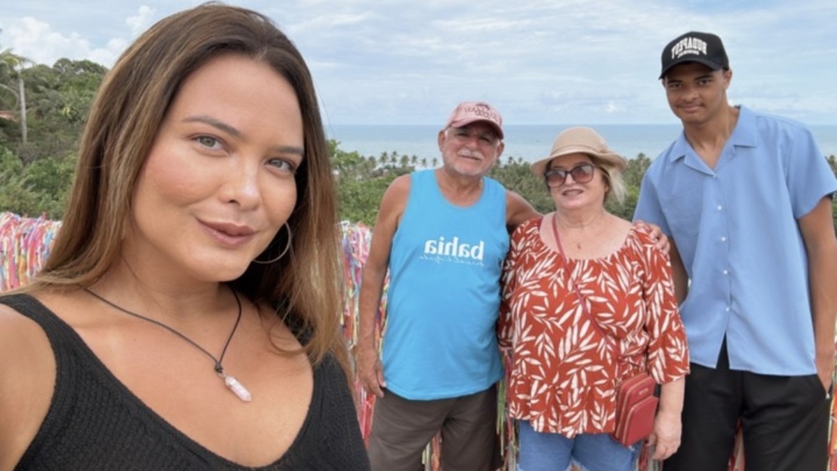 Geisy Arruda e família durante viagem à Bahia