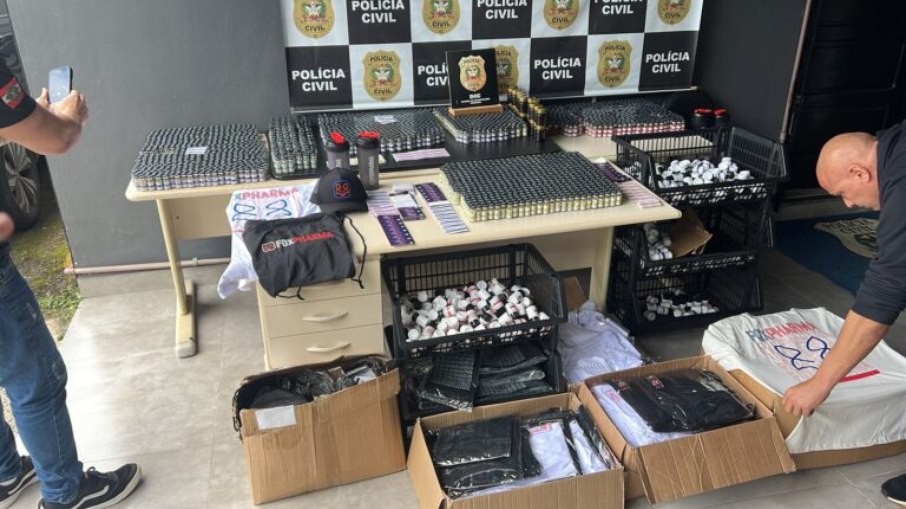 Policiais apresentam material apreendido durante operação Policiais apresentam material apreendido durante operação