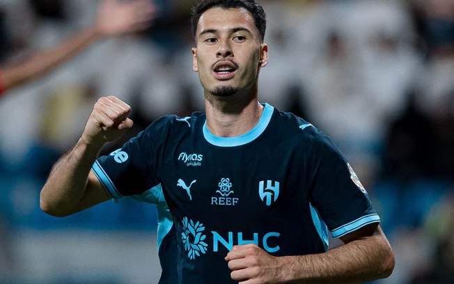 Atacante brasileiro marcou três gols e manteve equipe na liderança da competição